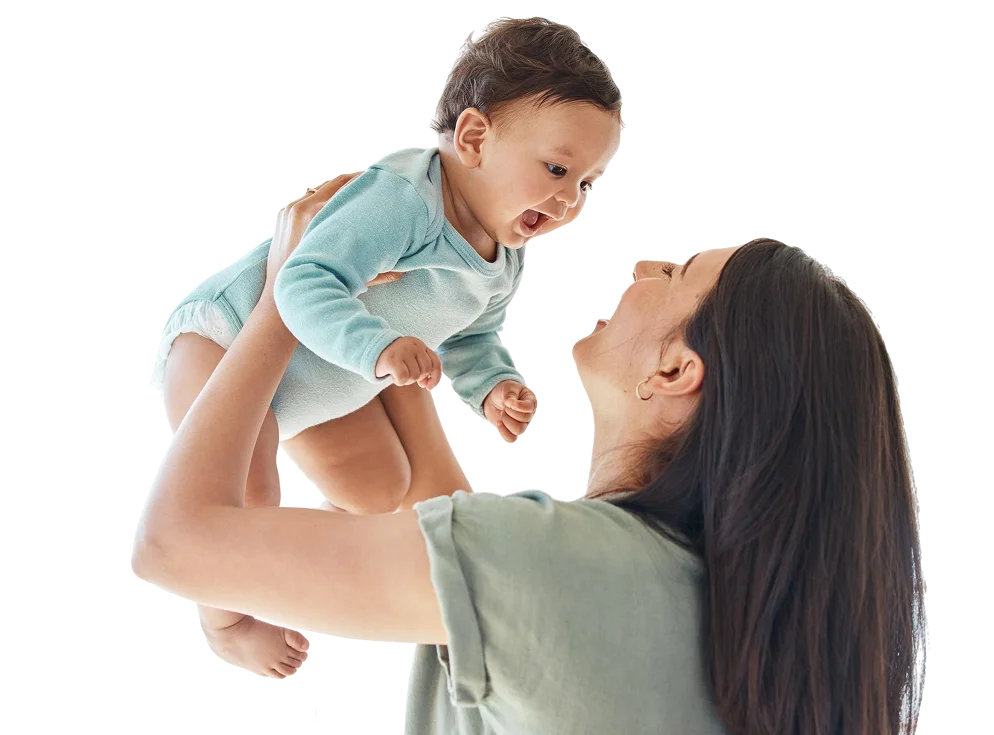 Mãe levantando o bebê